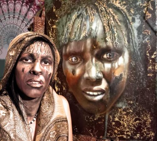 Ynda arcára festette: Afrika-szelleme